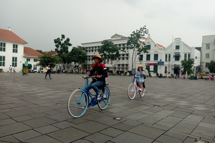 Naik sepeda di Kota Tua bisa jadi pilihan aktivitas buat ngabuburit, Sabtu (25/3/2023)