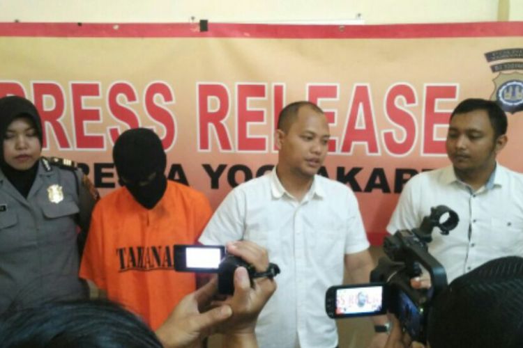 Kasat Reskrim Polresta Yogyakarta Kompol Akbar Bantilan saat menjelaskan kronologi tindak pidana pelecehan seksual.