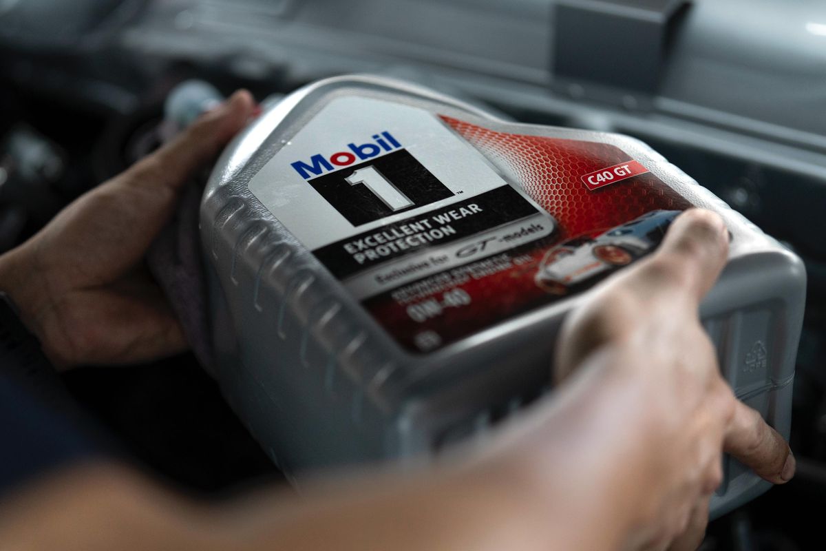 Oli Mobil1 menjadi pelumas resmi yang digunakan di Ajang Balap Porsche Sprint Challenge Indonesia 2025.