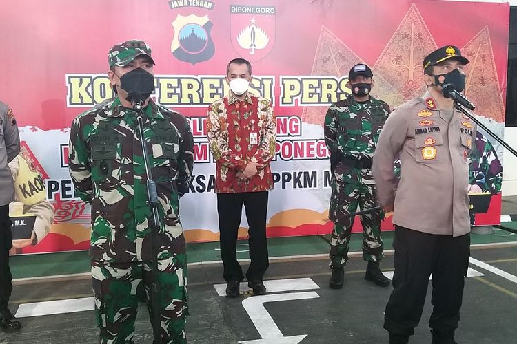 BERIKAN PERNYATAAN-Kapolda Jawa Tengah, Irjen Pol Ahmad Luthfi bersama Pangdam IV Diponegoro, Mayjen TNI Rudianto memberikan pernyataan agar warga tak menggelar hajatan terlebih dahulu lantaran ada lonjakan kasus pasca lebaran di Mapolres Wonogiri, Kamis (27/5/2021).