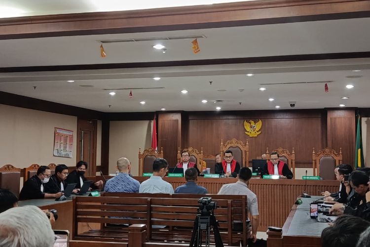 Sidang pembacaan vonis kasus korupsi importasi gula  Kementerian Perdagangan terhadap empat pengusaha swasta, Hansen Setiawan, Ali Sanjaya, Wisnu Hendraningrat, dan Indra Suryaningrat dalam sidang di Pengadilan Tipikor, pada Pengadilan Negeri Jakarta Pusat, Rabu (29/10/2025).