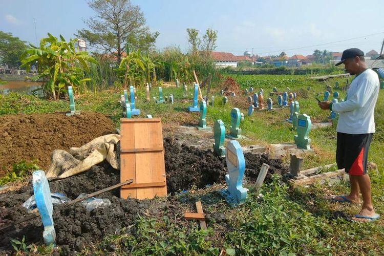 Kondisi makam usai dibongkar oleh orang tidak dikenal yang sempat viral di media sosial, kemudian diketahui peristiwa terjadi di TPU Jelakcatur, Kecamatan Kalitengah, Lamongan.