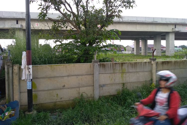 Seorang warga melintas di Jalan Alfakah VI, Kelurahan Tanjung Mulia Hilir, Kecamatan Medan Deli. Di balik tembok tersebut dulunya merupakan rumah SA, tersangka pelaku penyerangan terhadap Menkopolhukam Wiranto di Pandeglang, Banten, Kamis siang tadi (10/10/2019).