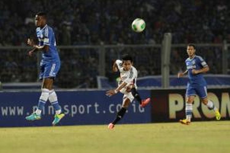 Pemain Indonesia Andik Vermansah menendang bola dalam laga persahabatan melawan Chelsea di Stadion Utama Gelora Bung Karno, Senayan, Jakarta, Kamis (25/7/2013). Laga ini merupakan bagian dari  rangkain tur klub Chelsea di Asia.