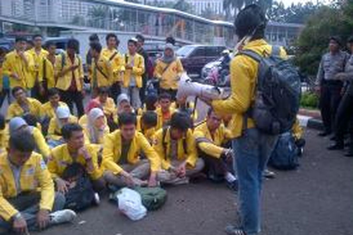 Sekitar 50 anggota Badan Eksekutif Mahasiswa Universitas Indonesia melakukan aksi menuntut kejelasan kasus Sitok Srengenge di Mapolda Metro Jaya, Kamis (14/8/2014).