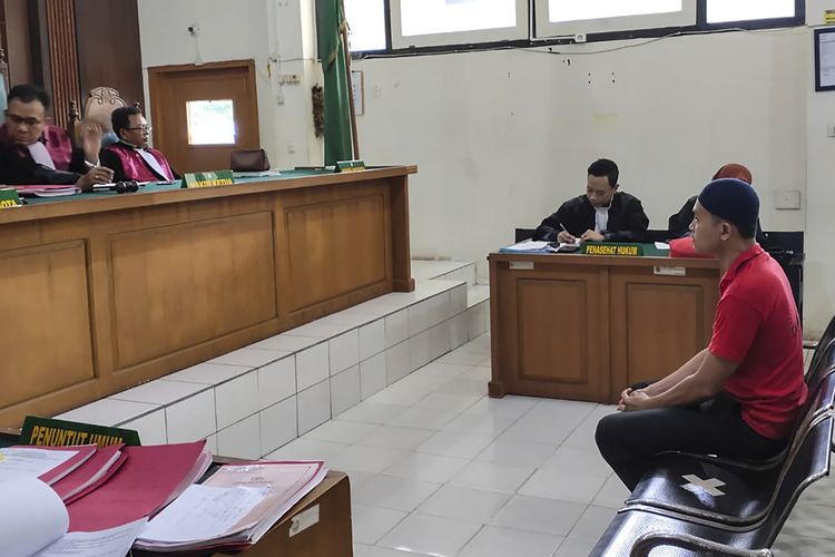 Terdakwa Aipda Ivan Herwanto saat menjalani sidang di Pengadilan Negeri Palembang, atas kasus penipuan sesama polisi, Kamis (11/1/2024)