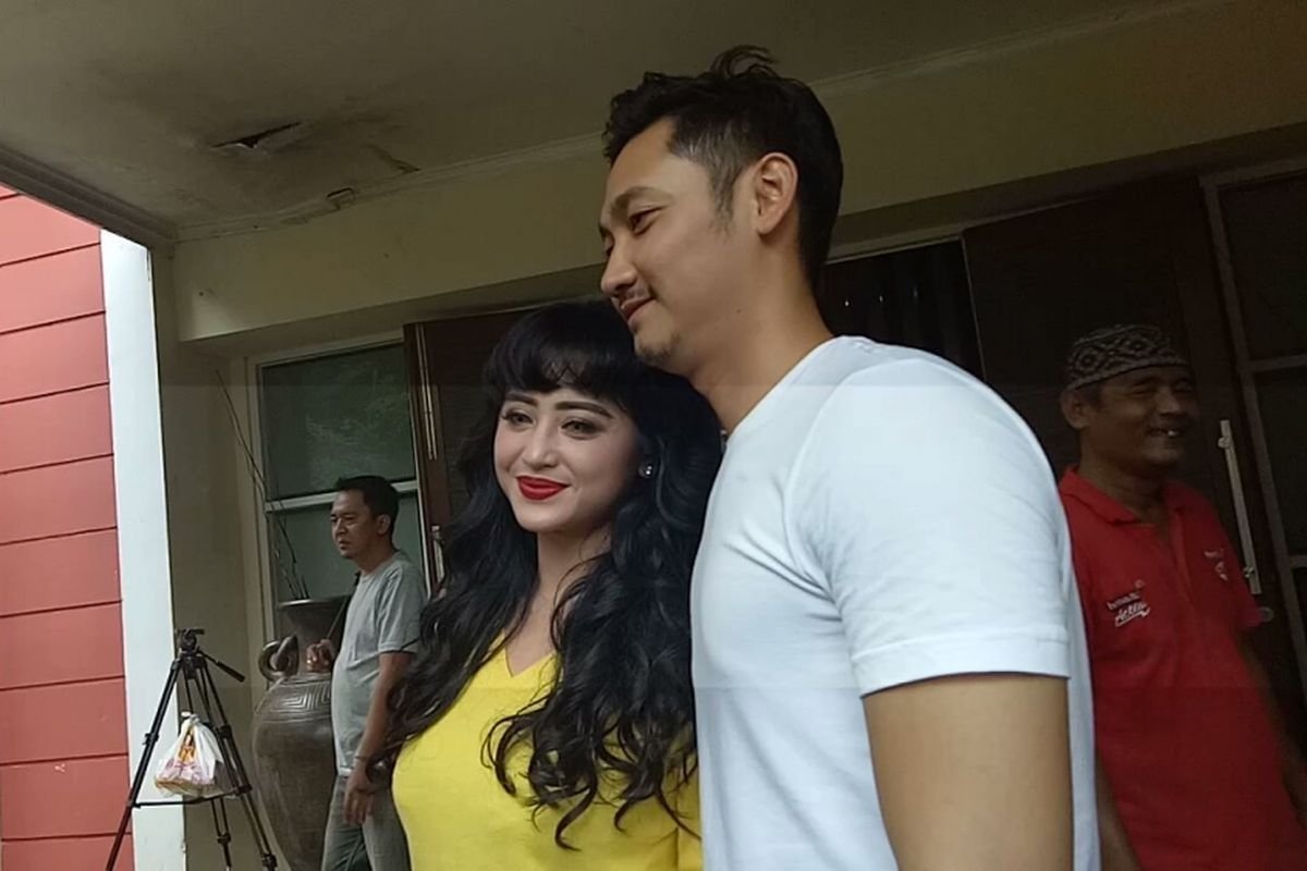 Dewi Perssik dan Angga Wijaya ditemui di lokasi shooting sinetron seri Ada Si Manis di Jembatan, di Studio Persari, Jagakarsa, Jakarta Selatan, Jumat (20/10/2017).