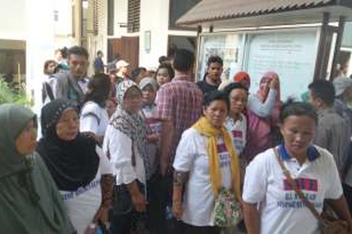Selasa (24/5/2016), Masunah pemilik klinik ilegal di Cilincing, Jakarta Utara hari ini mengikuti sidang pertama di Pengadilan Negeri Jakarta Utara.Tampak Belasan kerabat Masunah hadir untuk memberikan dukungan moral kepada Masunah