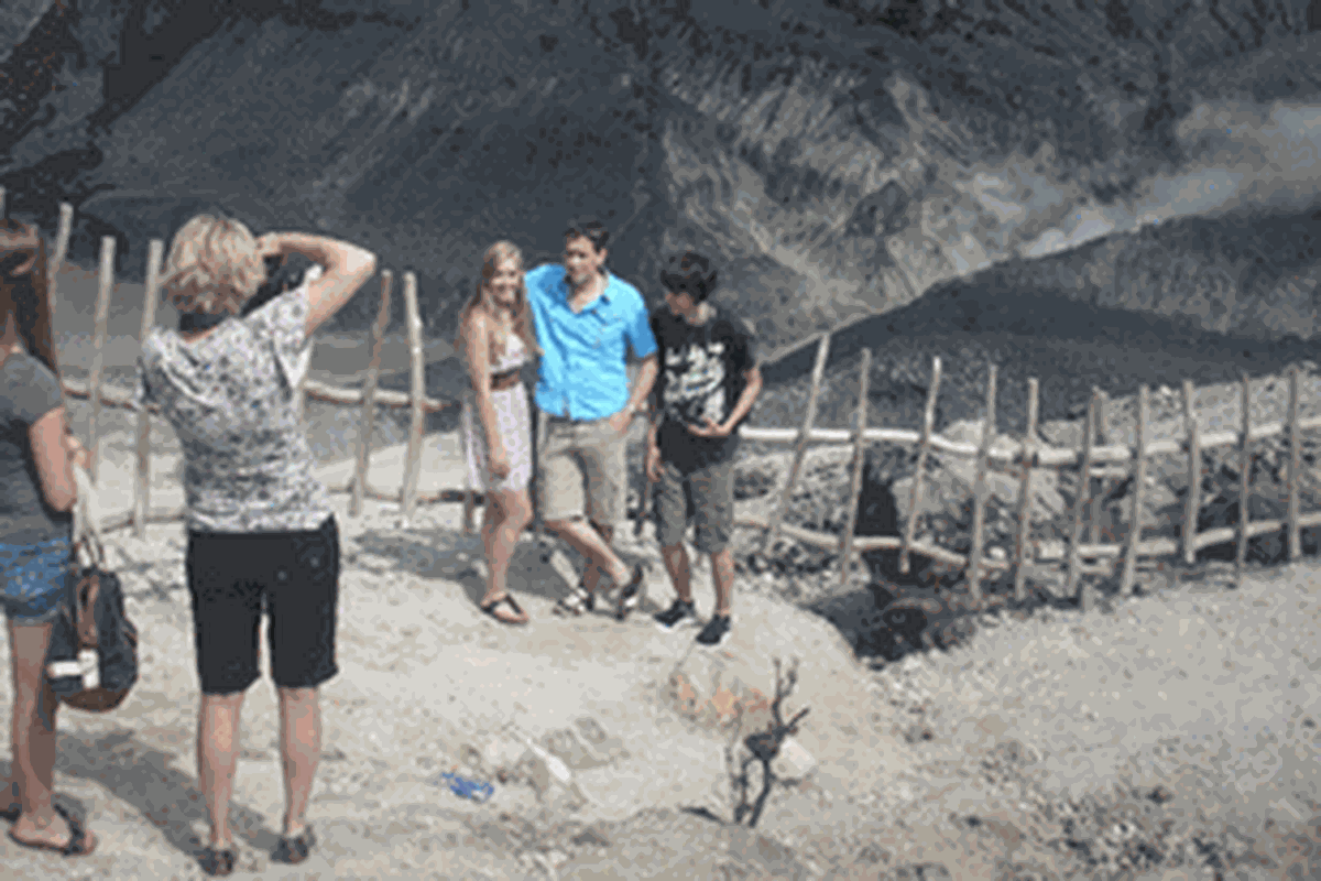 Wisman di obyek wisata Tangkuban Parahu, Jawa Barat.