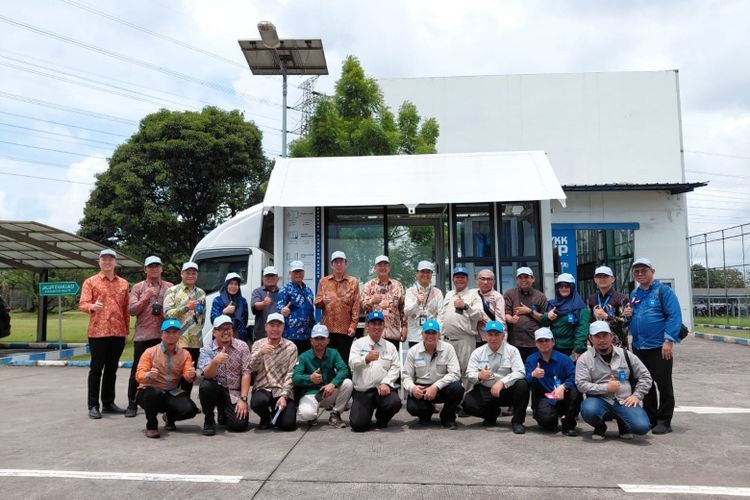 Jajaran manajemen PT YKK AP Indonesia saat acara penyerahan sertifikat SNI untuk produk jendela aluminium merek NEXSTA dan MADELA di Tangerang, Banten, Rabu (29/1/2025). 