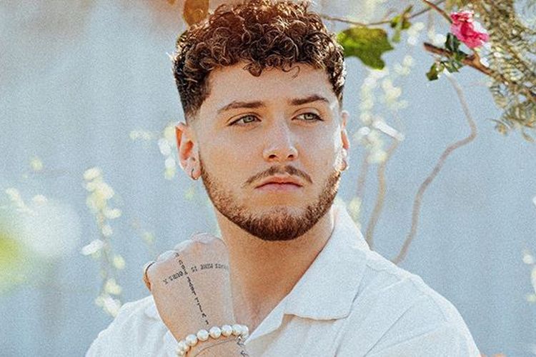 Bazzi, seorang penyanyi, penulis lagu dan produser rekaman asal Amerika Serikat.