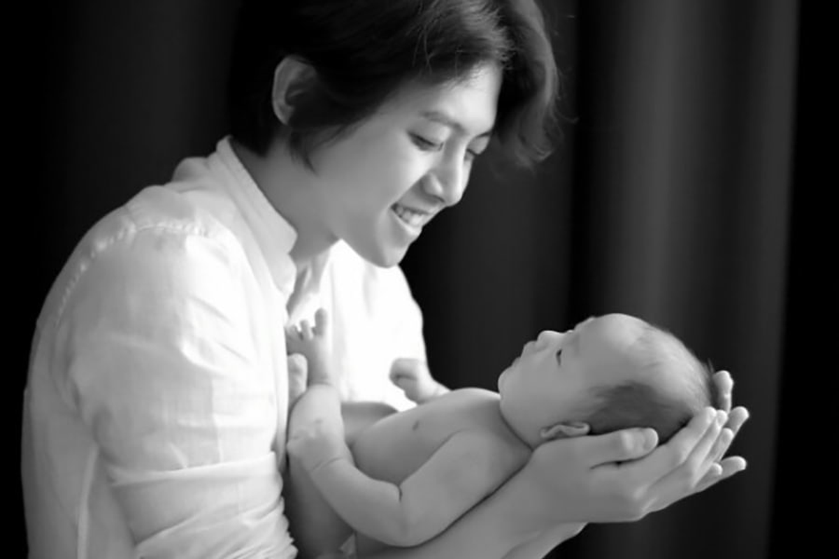 Mantan member boyband U-KISS Shin Dongho bersama putranya.