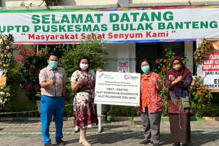 Penyerahan donasi dalam kegiatan CSR RS Mitra Keluarga.