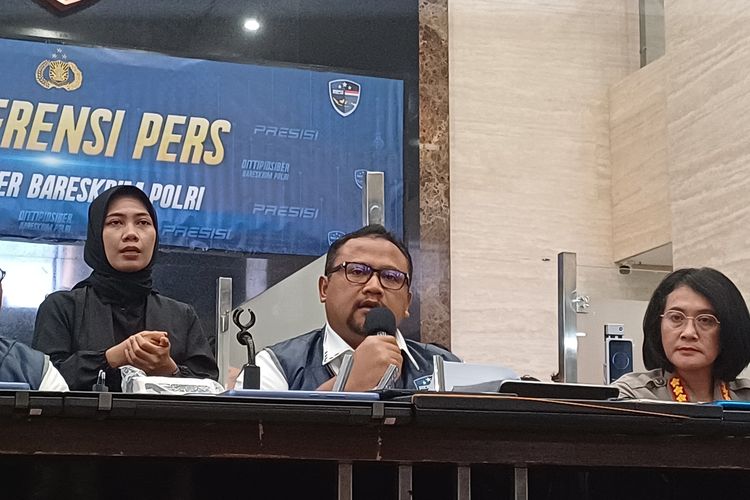 Direktur Tindak Pidana Siber Bareskrim Polri Brigjen Adi Vivid Agustiadi Bachtiar di Mabes Polri, Jakarta, Rabu (30/8/2023).