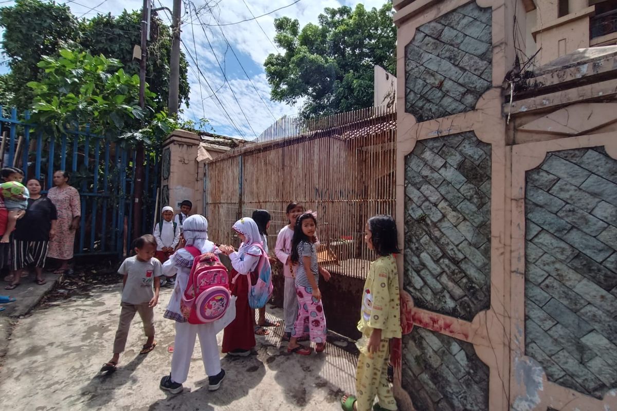 Kondisi rumah mewah yang viral karena terbengkalai di Kelurahan Jatinegara, Kecamatan Cakung, Jakarta Timur, Jumat (6/1/2023).