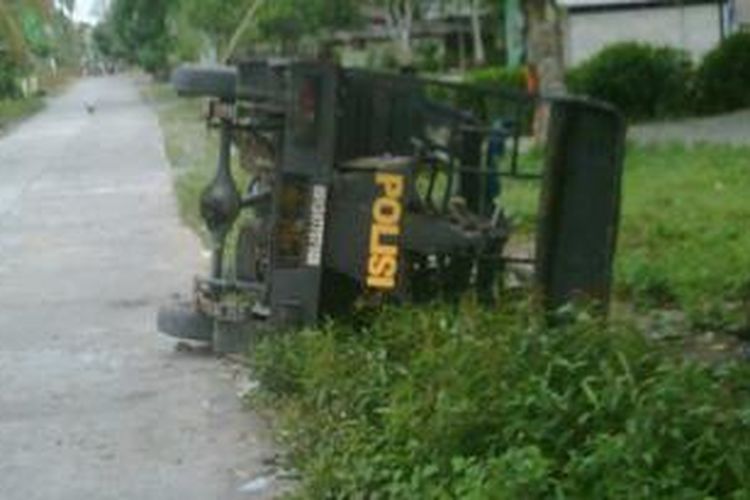 Mobil Patroli Polsek Mimika Baru,  diguling sekelompok warga di Jalan Mangga, Kampung Timika Jaya SP-2, Distrik Mimika Baru, Selasa (21/1/2014) sore.