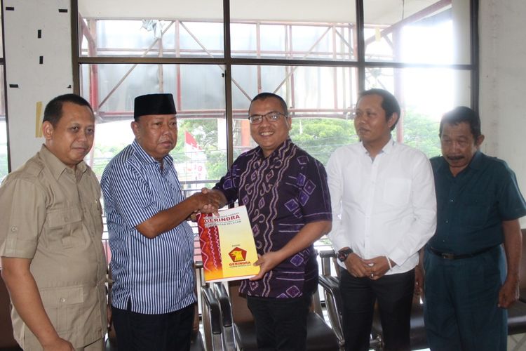 Denny Indrayana mengembalikan formulir bakal calon ke Partai Gerindra Kalsel, Rabu (13/11/2019). Denny optimis maju pada Kalsel 2020 sebagai calon gubernur melalui jalur partai.