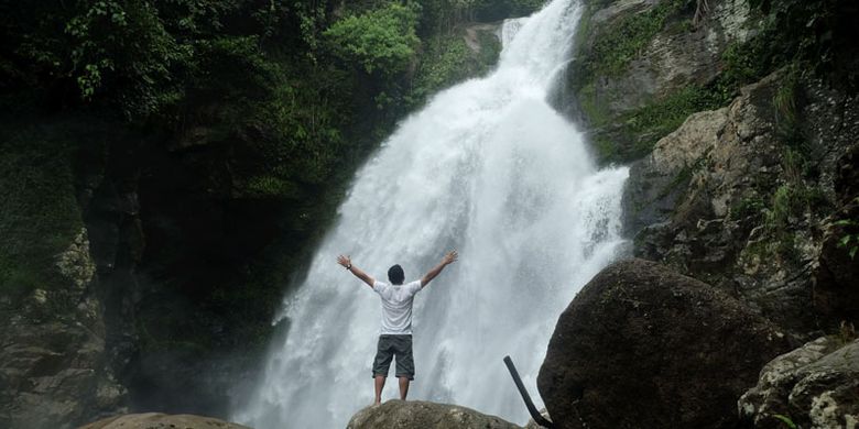 Pengunjung menikmati Air Terjun Lubuk Hitam atau Air Terjun Tiga Tingkat, salah satu tempat wisata Padang yang dapat dikunjungi.