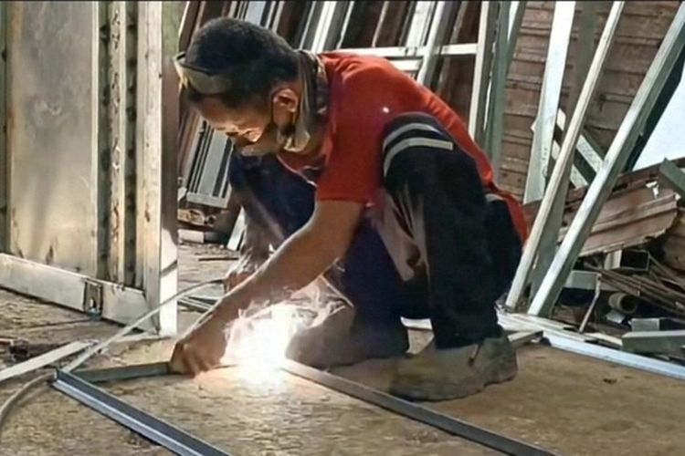 Di Tengah Lesunya Ekonomi, Bengkel Las Iwan Bertahan dari Sisa-sisa Pesanan