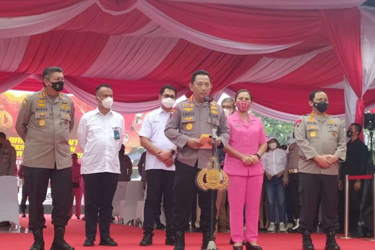Kapolri Jenderal Pol Listyo Sigit Prabowo dalam konferensi pers bakti sosial religi di Lapangan Bhayangkara, Mabes Polri, Jakarta, Senin (20/6/2022).