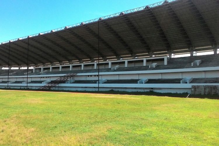 Pembangunan stadion bertaraf internasional di Kelurahan Barombong, Kecamatan Tamalate, Kota Makassar. Sebagian tribun ambruk.