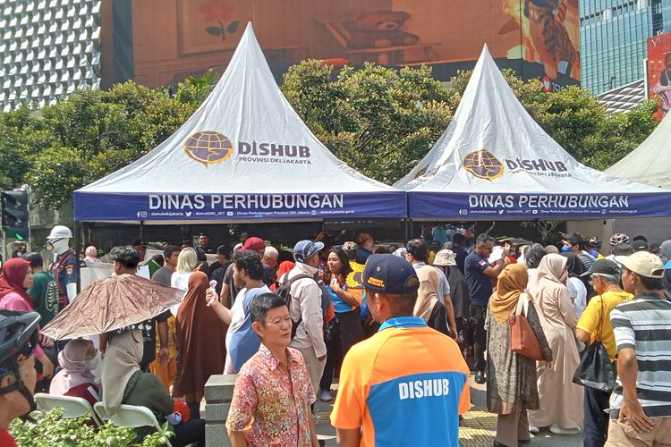 Pendaftaran kartu layanan gratis transportasi umum di Car Free Day Bundaran HI, Jakarta Pusat, Minggu (2/10/2025)