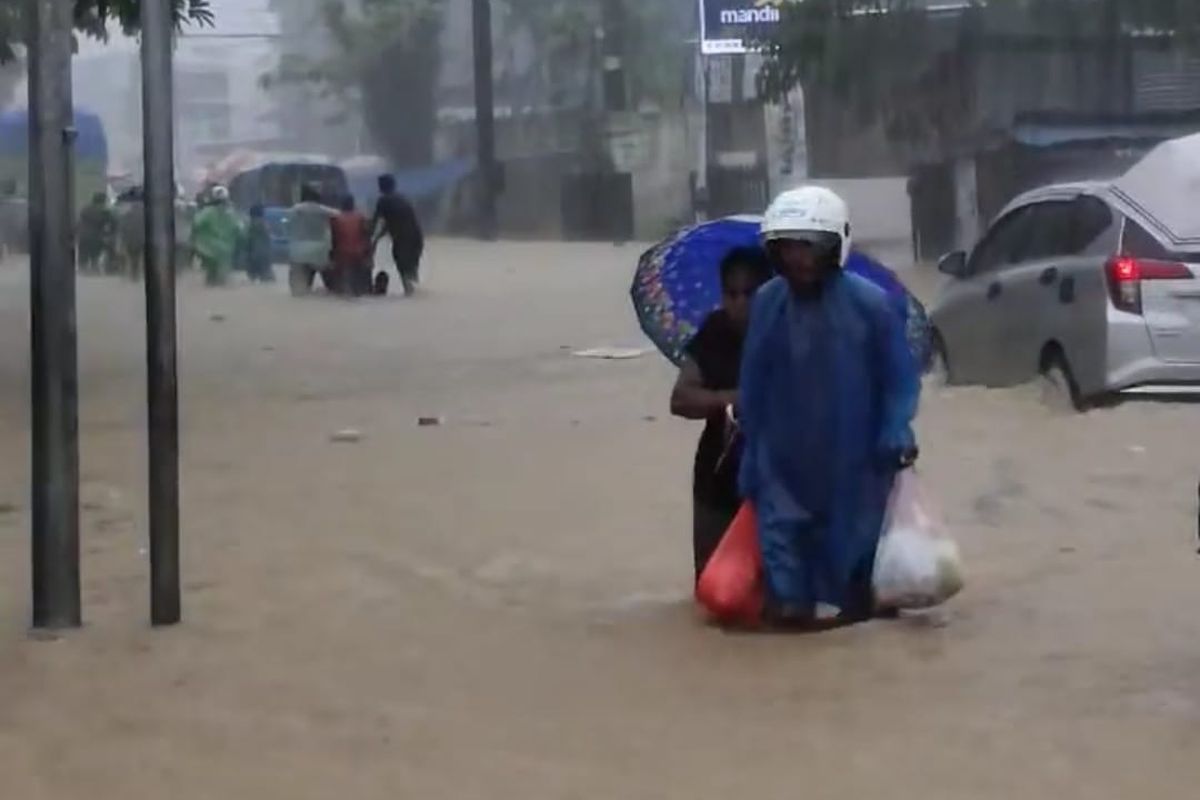 Banjir di kawasan passo, kecamatan Baguala Kota Ambon menyebabkan ruas jalan di kawasan itu sulit dilewati pengendara sepeda motor, Jumat (8/7/2022)