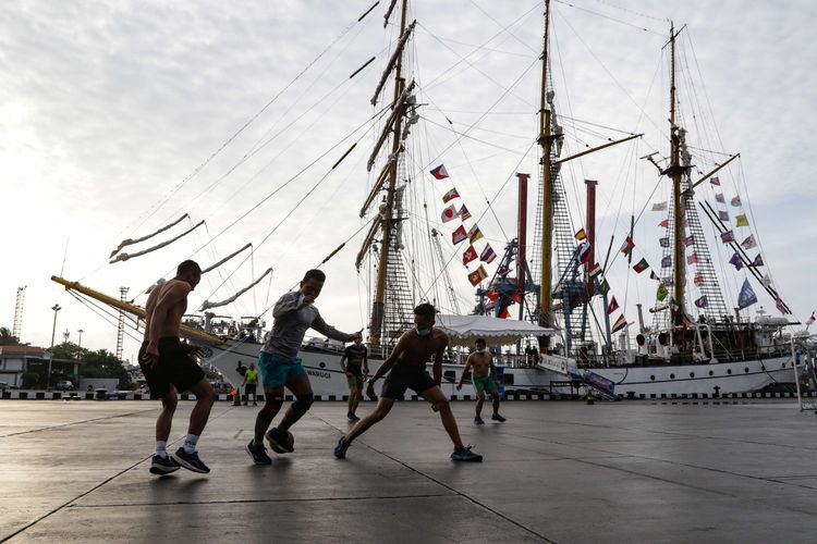 Personil KRI Dewaruci bermain bola saat kapal sandar di Kolinlamil, Tanjung Priok, Jakarta, Rabu (21/1/2021). KRI Dewaruci adalah kapal pelatihan bagi taruna/kadet Akademi Angkatan Laut, TNI Angkatan Laut. Sejak tahun 1953 memperkuat jajaran TNI AL dan telah berlayar keliling dunia.