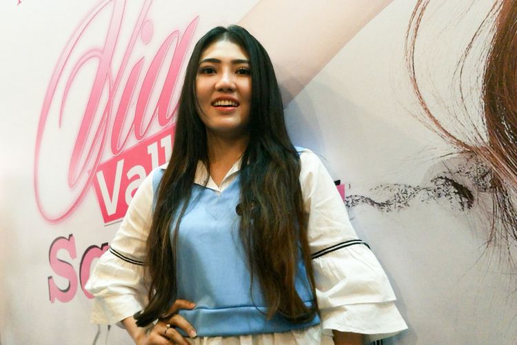 Penyanyi dangdut Via Vallen saat meluncurkan album bertajuk Sayang di kawasan Kemang, Jakarta Selatan, Kamis (18/1/2018).