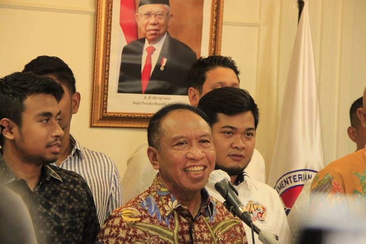Menteri Pemuda dan Olahraga (Menpora) Zainudin Amali berbicara dalam konferensi pers terkait audiensi perwakilan klub Liga 2 di Kantor Kemenpora, Senayan, Jakarta, pada Senin (16/1/2023) siang WIB.