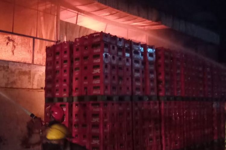 Kebakaran gudang milik PT Coca Cola di Medan, Kamis dininihari. (sumber: dok. BPBD Kota Medan)