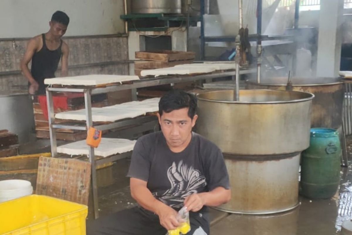 Perajin dan pedagang tahu tempe di Tasikmalaya, Jawa Barat, mulai mempersiapkan produksi dan menjual kembali tahu tempe usai mogok massal selama tiga hari. Mereka sepakat menaikan harga jual di pasaran yang akan dimulai sejak Kamis (24/2/2022) besok.