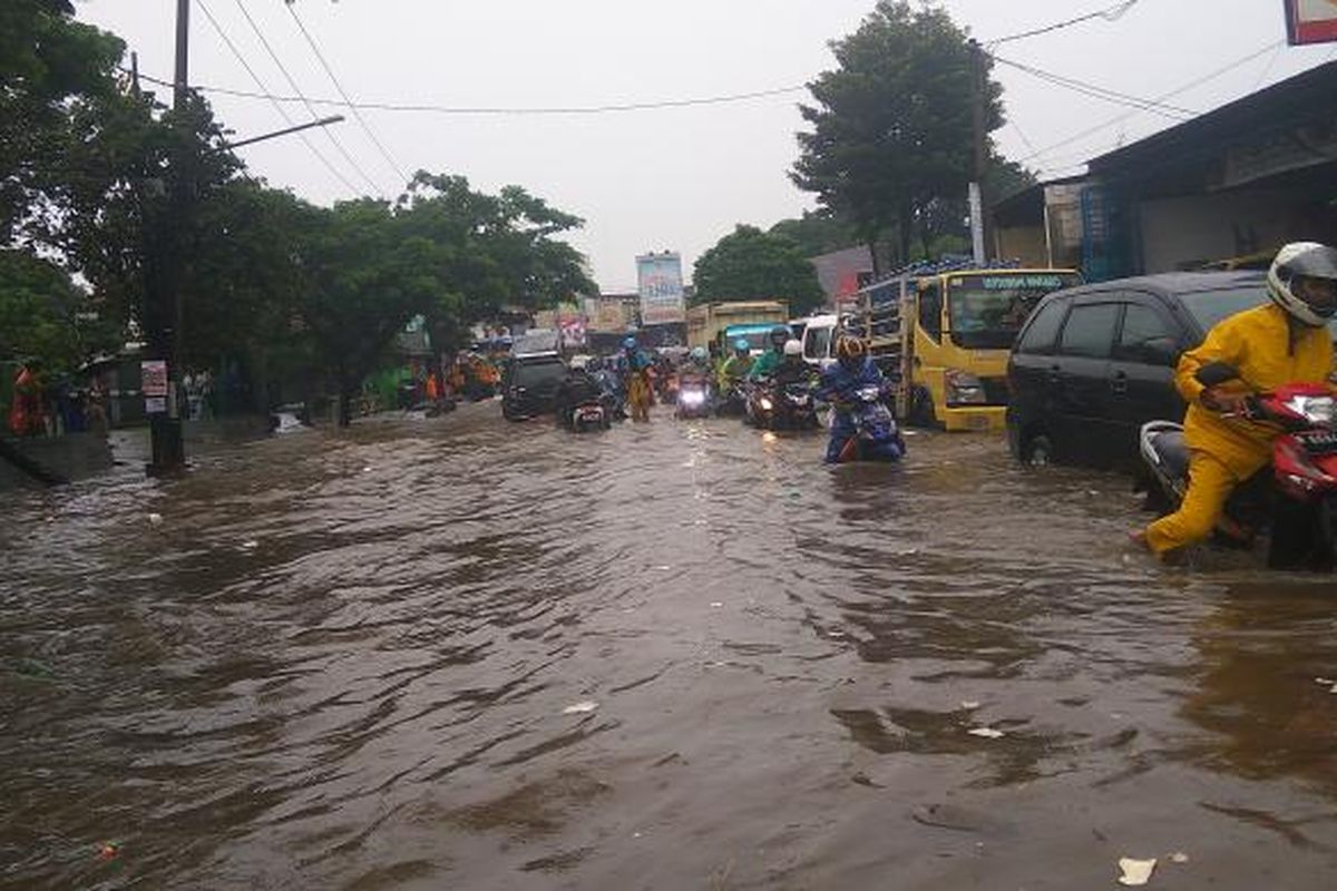 Genangan di Jalan Raden Fatah, Ciledug, Tangerang, Selasa (21/2/2017).