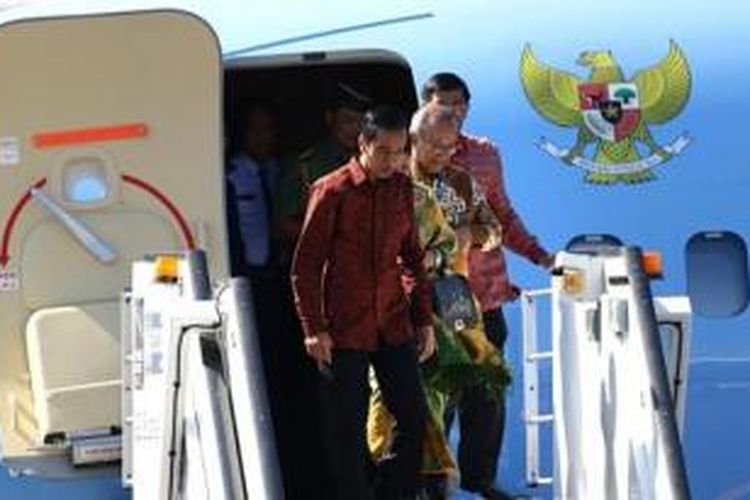 Presiden Joko Widodo menuruni tangga pesawat kepresidenan saat tiba di Brisbane, Australia untuk menghadiri KTT G-20.