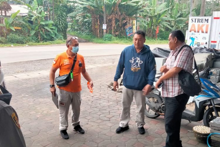 Anggota Polres Semarang melakukan olah TKP penganiayaan dengan korban penjual pecel lele