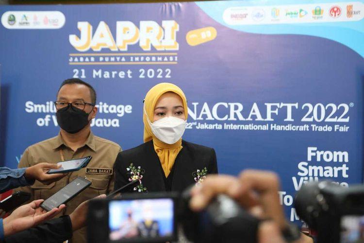 Ketua Dekranasda Jawa Barat Atalia Praratya Ridwan Kamil menerangkan kesiapan Jabar dalam event Inacraft 2022 saat acara Japri di Gedung Sate, Senin (21/3/2022). Inacraft 2022 akan diselenggarakan di Balai Sidang Jakarta Convention Center (JCC) 23-27 Maret 2022.