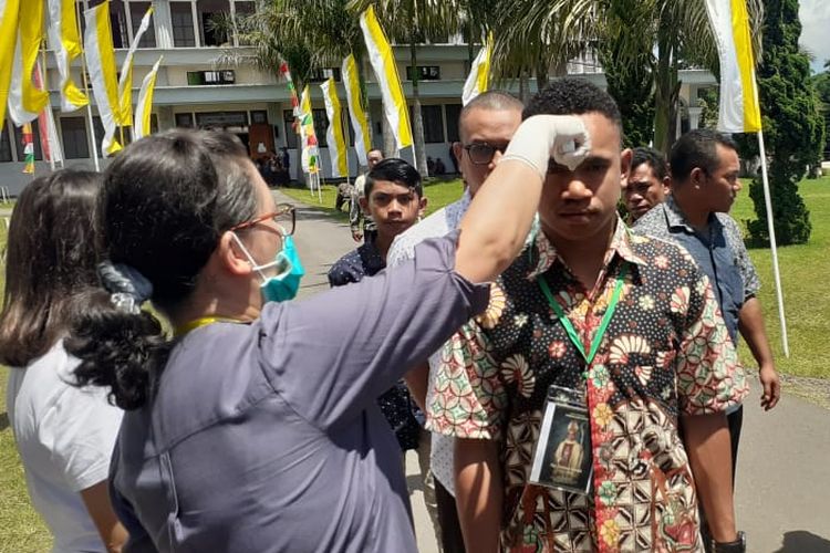 Misa penahbisan Mgr Siprianus Hormat sebagai Uskup Ruteng digelar di Gereja Katedral Ruteng, Manggarai, NTT, Kamis (19/3/2020). Suhu tubuh umat yang hadir dicek.