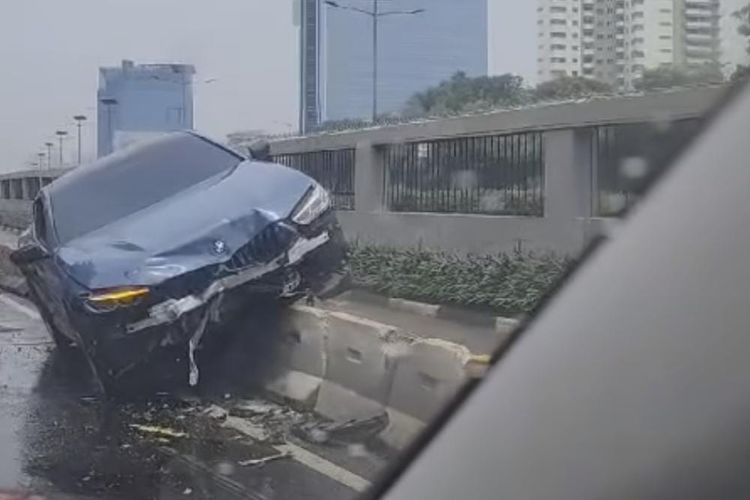 BMW alami kecelakaan di Jalan Gatot Subroto arah Slipi, tepatnya di depan Gedung DPR-MPR, Jakarta Pusat, Jumat (24/11/2023) sekitar pukul 11.30 WIB.
