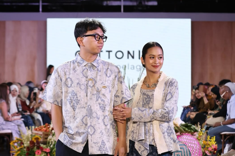 Koleksi Cita Senada dari lini CottonInk Archipelago yang ditampilkan pada pertunjukan Pasar Sukaria di Nirmana Falatehan, Blok M, Jakarta Selatan pada Jumat (22/05)