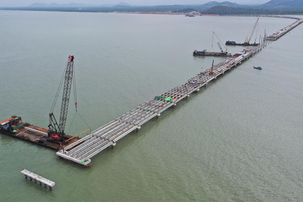 Jembatan yang mencakup dua jalur yang masing-masing terdiri dari dua lajur ini dikerjakan menggunakan slab girder full precast yang juga pertama kali diterapkan pada pekerjaan sejenis dan dapat dimanfaatkan sebagai akses konstruksi sehingga juga mempercepat prosesnya.
