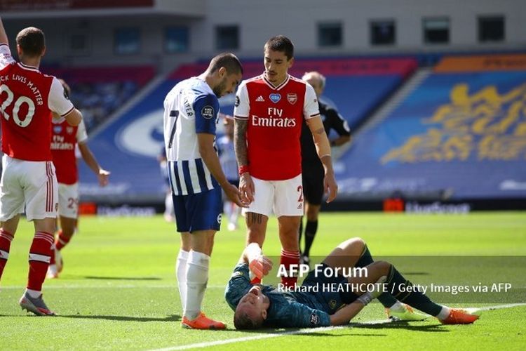 Neal Maupay dan Bernd Leno usai bertabrakan pada laga Brighton vs Arsenal yang digelar di Amex Stadium, Sabtu (20/6/2020) malam WIB.