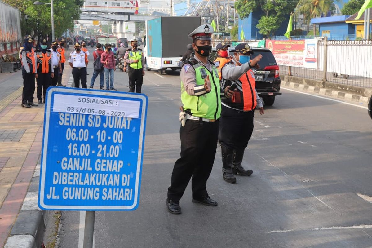 Sosialisasi ganjil-genap di Jalan Gunung Sahari, Jakarta Utara, Rabu (5/8/2020)