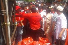 Massa Prabowo Berebut Jatah Makan Siang KFC di Depan MK 