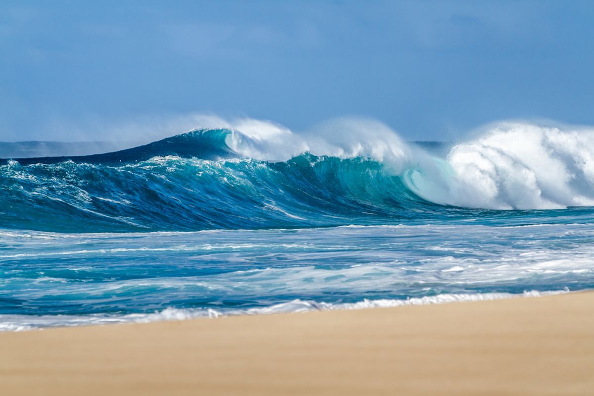 Ilustrasi ombak menuju pantai di Oahu Hawaii.