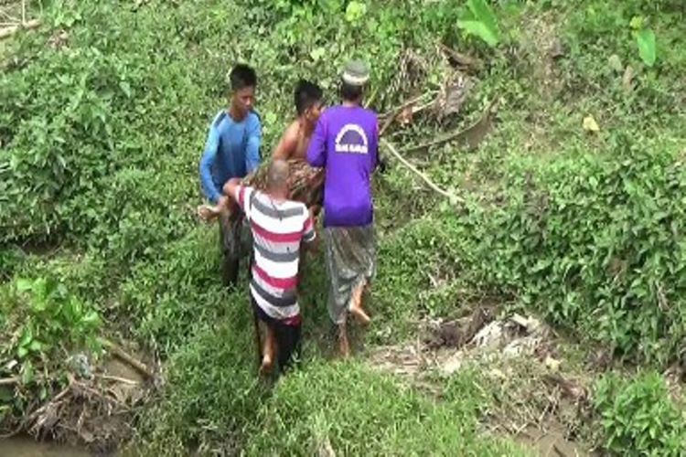 Warga mengangkat mayat perempuan tanpa busana yang ditemukan mengapung di Sungai Ketapang di Kecamatan Tapango, Polewali Mandar, Sulawesi Barat, Kamis (18/1/2108).
