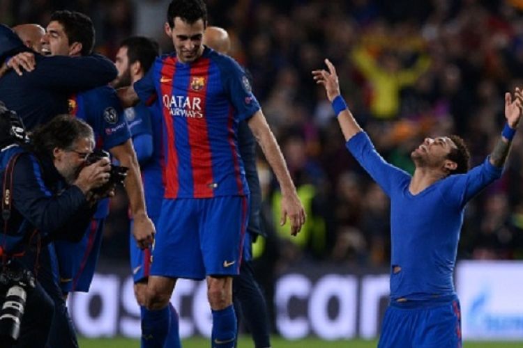 Luis Suarez, Sergio Busquets, dan Neymar tampak gembira setelah Barcelona memastikan lolos ke perempat final Liga Champions seusai menyisihkan Paris Saint-Germain di Camp Nou, Rabu (8/3/2017). 