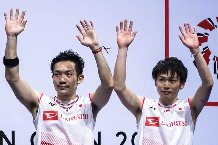 Pebulu tangkis Jepang Takeshi Kamura (kanan) dan Keigo Sonoda berdiri di podium setelah mengalahkan ganda Indonesia Hendra Setiawan dan Mohammad Ahsan di partai final Singapore Open 2019 di di Singapore Indoor Stadium, Minggu (14/4/2019). Ahsan/Hendra harus puas menjadi runner-up setelah takluk dari Takeshi Kamura/Keigo Sonoda dengan skor 13-21, 21-19, 17-21.