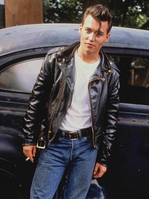 Johnny Depp mengenakan jaket kulit motor