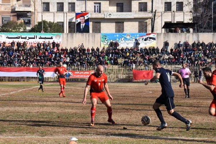 Para pemain Al Ittihad dan Al Hurriya bertanding dalam laga Liga Suriah untuk kali pertama di Aleppo, Sabtu (28/1/2017).