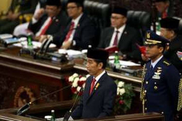 Presiden Republik Indonesia Joko Widodo memberikan pidato kenegaraan pada sidang tahunan Majelis Permusyawaratan Rakyat Republik Indonesia Tahun 2016 di Kompleks Parlemen, Senayan, Jakarta, Selasa (16/8/2016).
